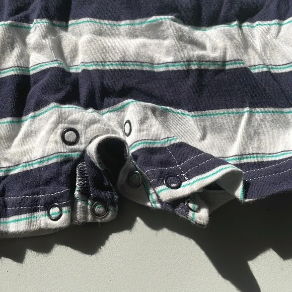 Carter’s onesie 24 months short set with alligator - Picture 4 of 4